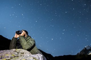Les bénévoles de l'Organisation pour la protection des alpages aident à surveiller les troupeaux durant la nuit (archives). KEYSTONE/JEAN-CHRISTOPHE BOTT